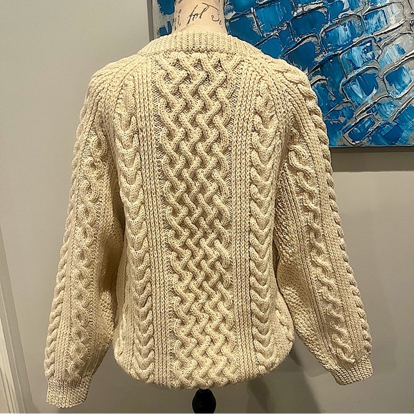 Carraig Donn Traditional Unisex Aran Wool Handknit Pullover Sweater in Cream - Picture 3 of 15